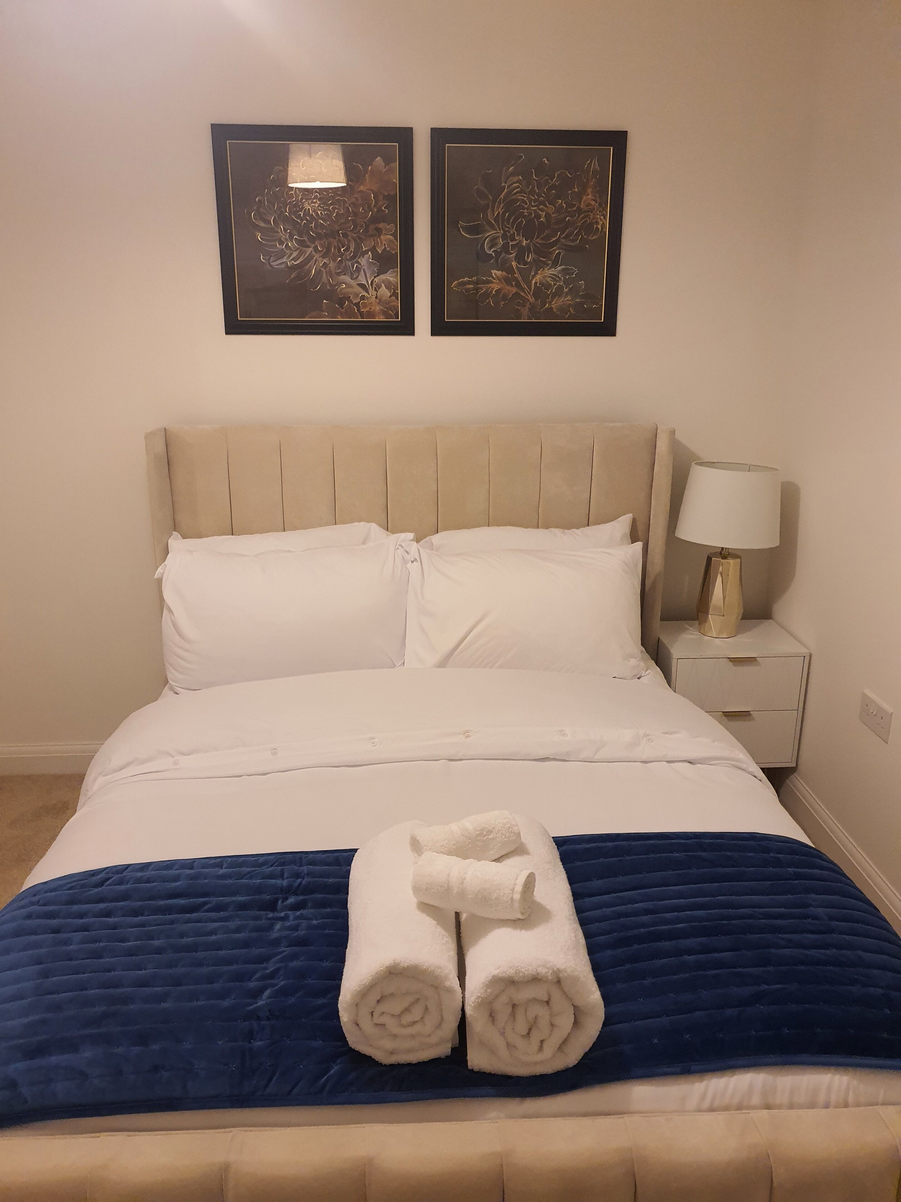 3 عدّة غرف نوم ومكواة/لوح كي وواي فاي مجانًا وملاءات أسرّة