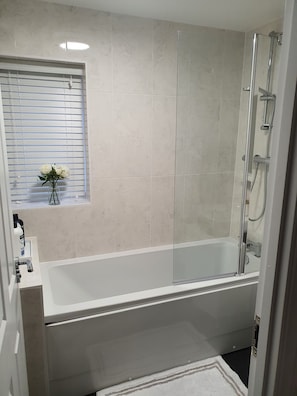 Douche, serviettes fournies, savon, shampooing