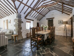 Dining - Tyddyn Iolyn (Tyn-y-Gongl)