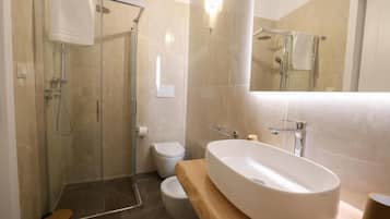 Habitación doble estándar | Baño | Regadera, amenidades de baño gratuitas, toallas