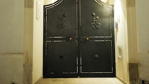A black double door with a number "14" above it, set within an arched doorway. - LE DUE DIMORE (Collepasso)