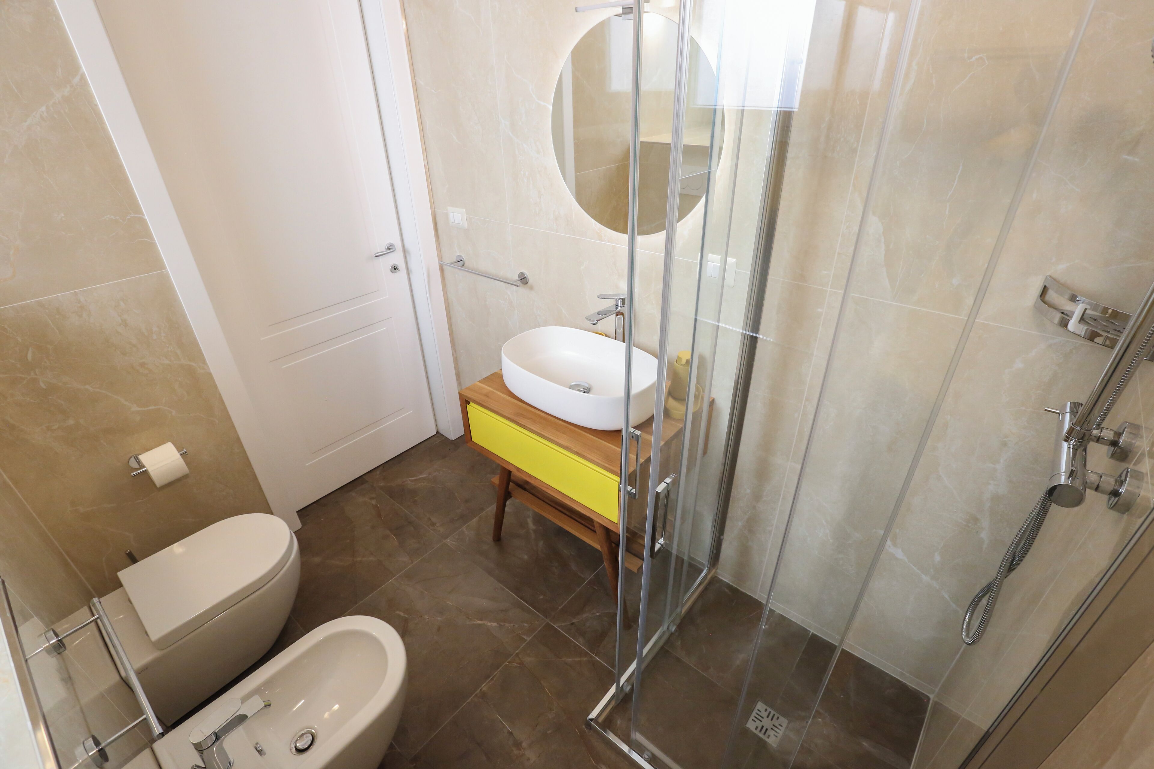 Une salle de bain avec des toilettes, un lavabo et une douche.