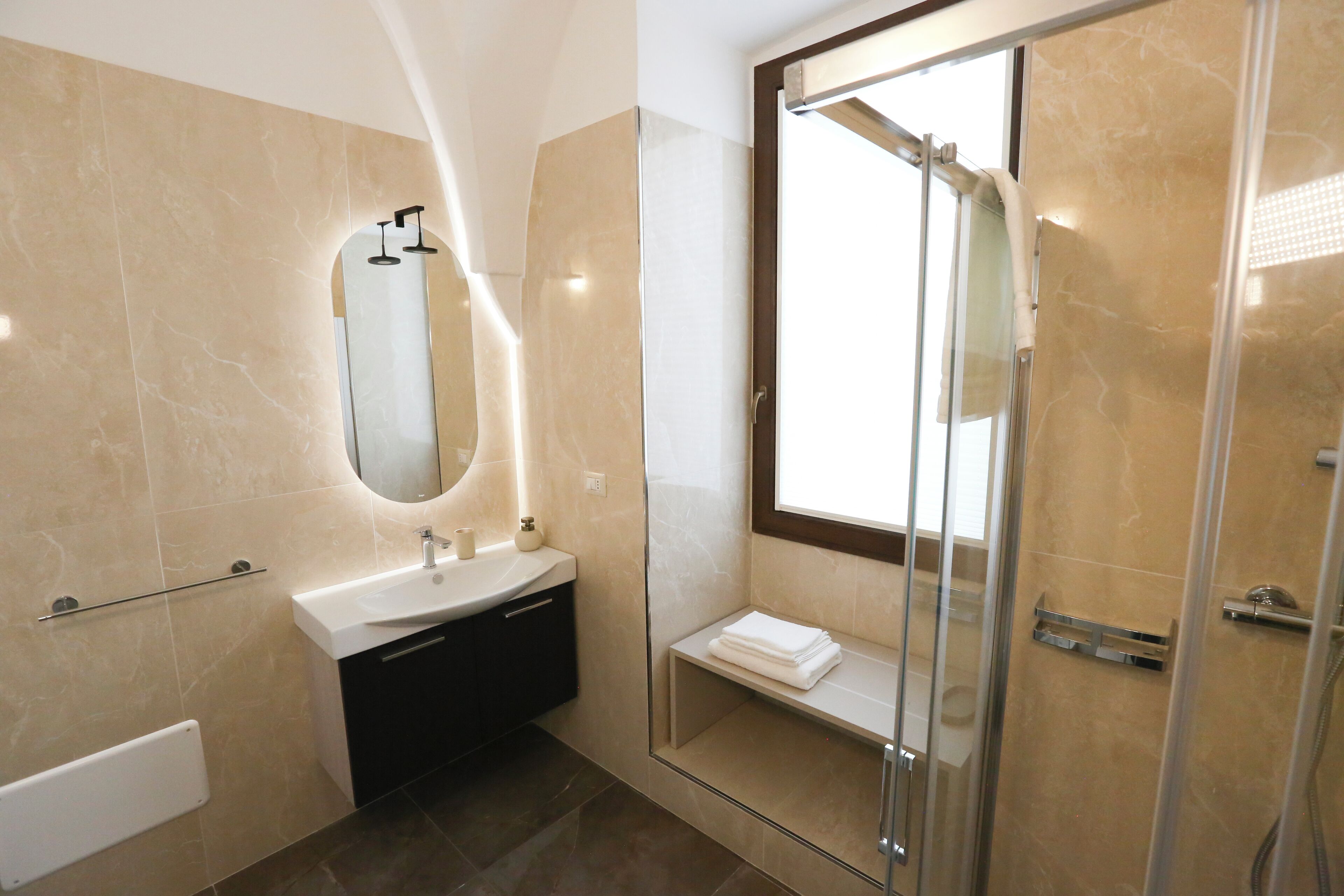 Doppia Deluxe | Bagno | Doccia, set di cortesia gratuito, asciugamani