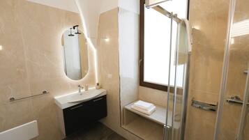 Doppia Deluxe | Bagno | Doccia, set di cortesia gratuito, asciugamani