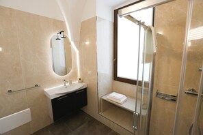 Deluxe Double Room | Bathroom | Shower, free toiletries, towels - LE DUE DIMORE (Collepasso)