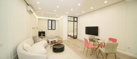 Signature Condo, 2 Bedrooms, Non Smoking, Kitchen | Living room | 30-inch Smart TV with digital channels