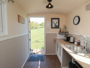 Batterie de cuisine, vaisselle et ustensiles