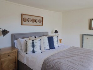 2 bedrooms, individually decorated, individually furnished - Sea Holly (Lyme Regis)