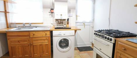 Batterie de cuisine, vaisselle et ustensiles