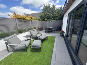 Outdoor dining - The Lodge at Dafarn Newydd (Llangefni)