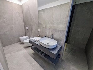 Douche, sèche-cheveux, bidet, serviettes fournies