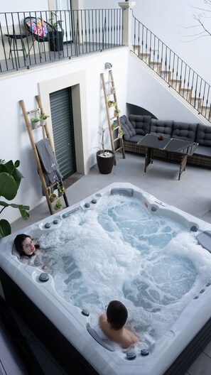 Outdoor spa tub