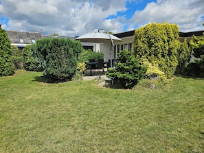Outdoor dining - Modern 3BR Villa w/ Sauna, Garden & Fast WiFi – 1hr from Copenhagen (Ruds-Vedby)