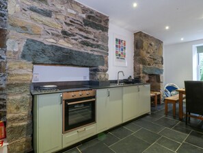 Dishwasher, cookware/dishes/utensils - Ty Capel Bethania (Caernarfon)