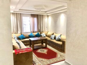 แกรนด์อพาร์ทเมนท์ | บริเวณนั่งเล่น | ทีวีจอพลาสมา, ช่องภาพยนตร์ใหม่, ภาพยนตร์แบบจ่าย ต่อเรื่อง