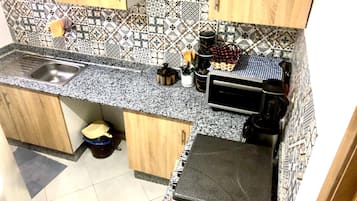 Full-sized fridge, microwave, oven, stovetop