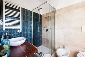 SĂšche-cheveux, bidet, serviettes fournies, savon