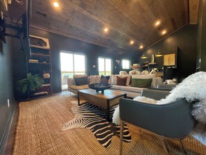 Smart TV - Brand new cozy chalet: epic views w/modern styling (Pigeon Forge)