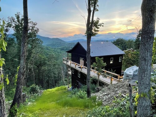 Brand new cozy chalet: epic views w/modern styling