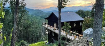 Brand new cozy chalet: epic views w/modern styling