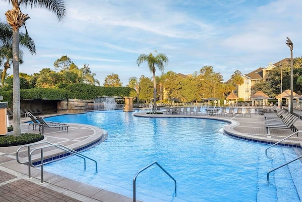 Una piscina al aire libre, una piscina climatizada
