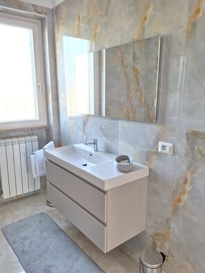 淋浴设施、吹风机、坐浴桶、毛巾