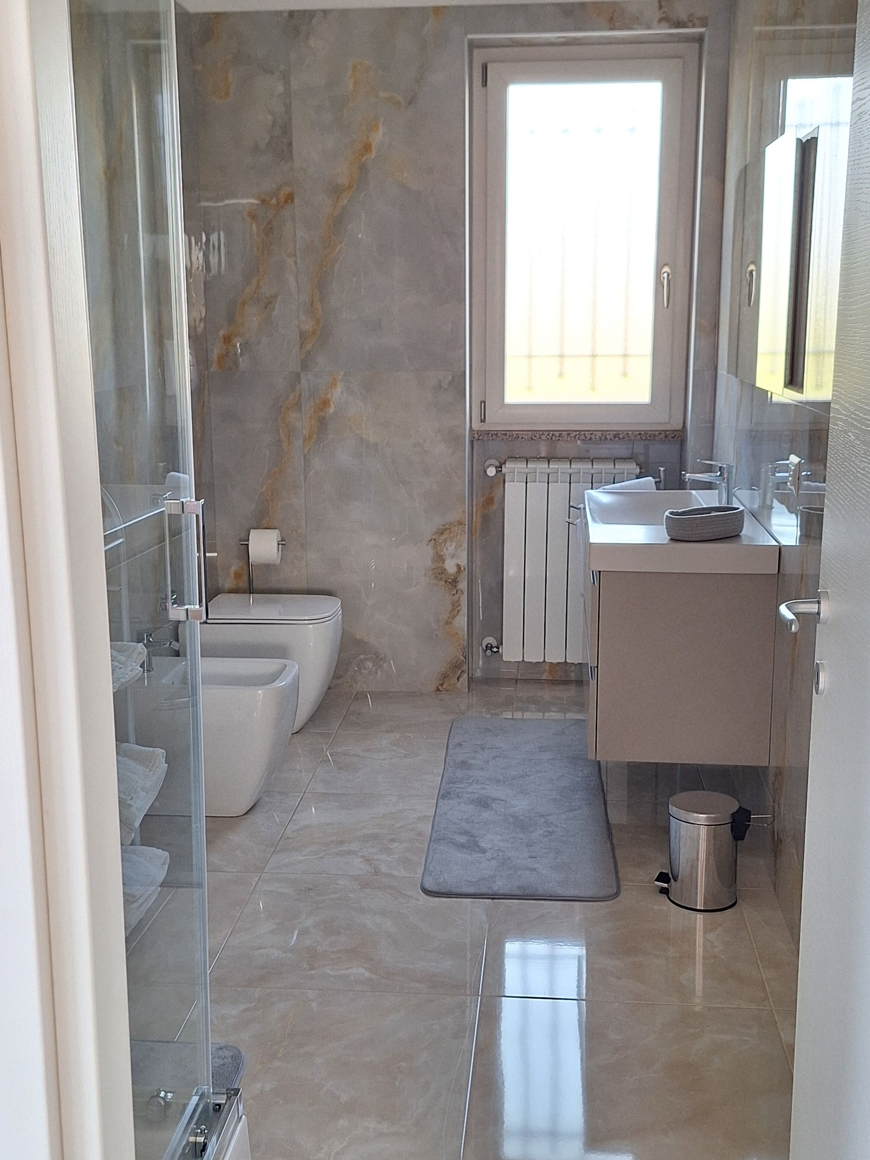 Dusche, Haartrockner, Bidet, Handtücher