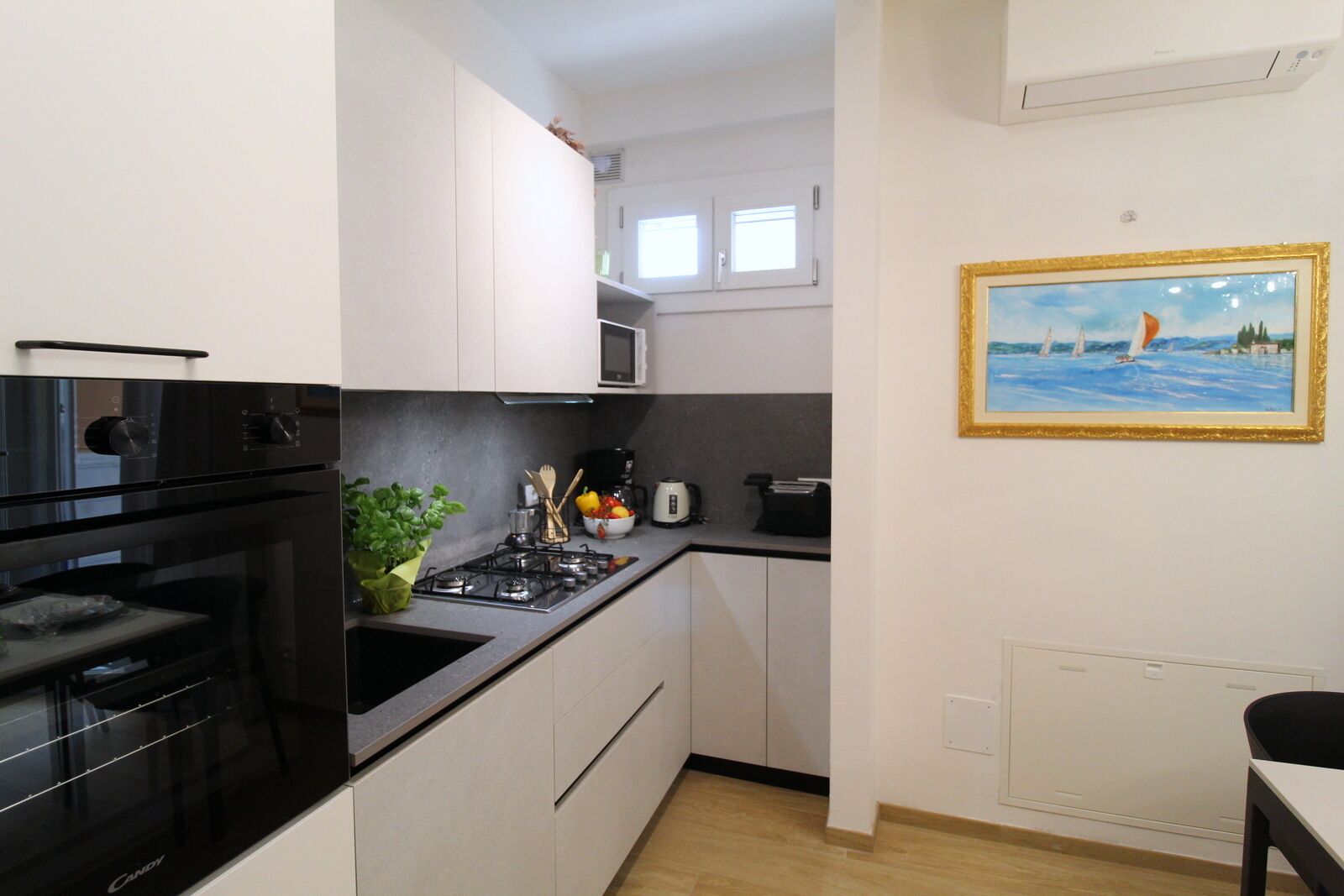 Kühlschrank, Mikrowelle, Ofen, Herdplatte