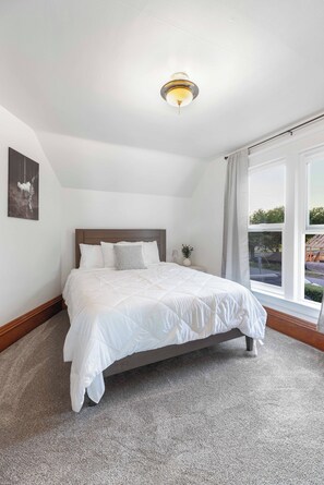 4 habitaciones, tabla de planchar con plancha, wifi y ropa de cama 