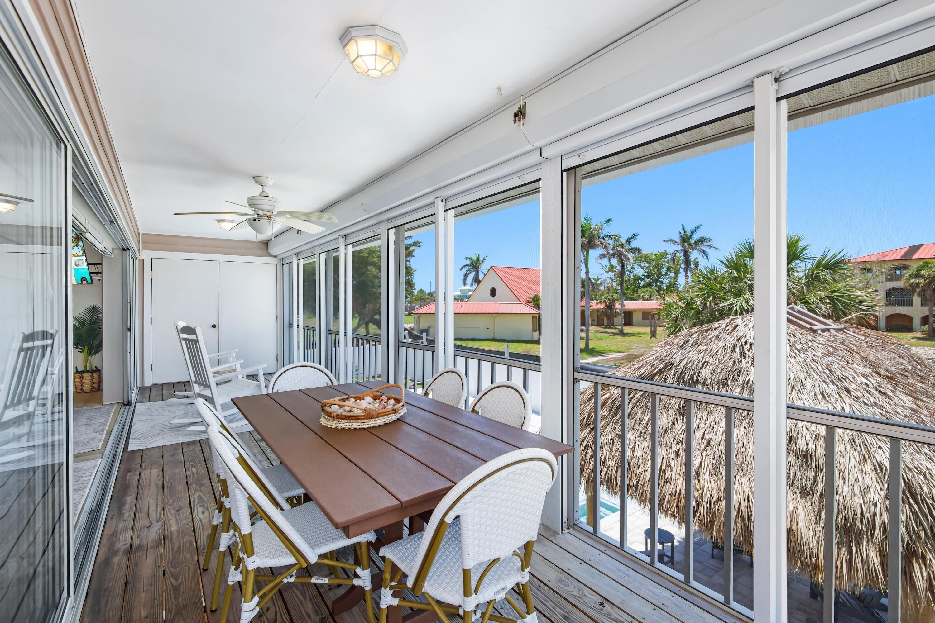 Rumah, Beberapa Tempat Tidur (Vallie's Villa & Monty's Place) | Tempat makan outdoor