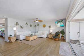 Casa, varias camas (Vallie's Villa & Monty's Place) | Área de sala de estar
