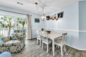 Leilighet, flere senger (Beachside Villas 1022) | Spiseområde
