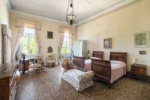 5 bedrooms, iron/ironing board, WiFi, bed sheets