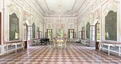 Stunning Venetian Villa, with pool, set in a private park in the Euganean Hills