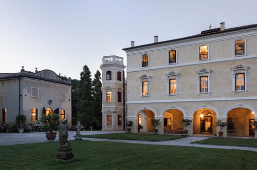 Stunning Venetian Villa, with pool, set in a private park in the Euganean Hills