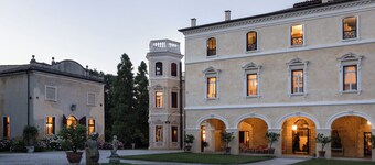 Stunning Venetian Villa, with pool, set in a private park in the Euganean Hills