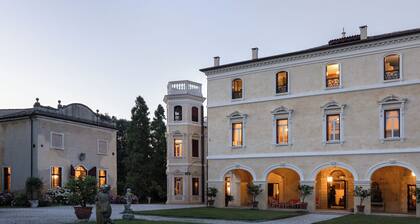 Stunning Venetian Villa, with pool, set in a private park in the Euganean Hills