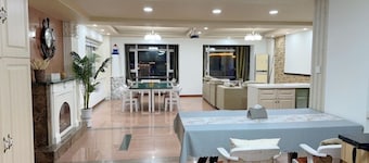 Awesome Riverview and very spacious aprtment for big family