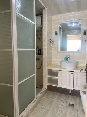 Secador de pelo, toallas, jabón y papel higiénico