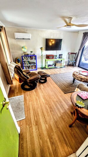 TV connectée, livres, médiathèque