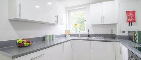 Réfrigérateur, four à micro-ondes, un four, surface de cuisson