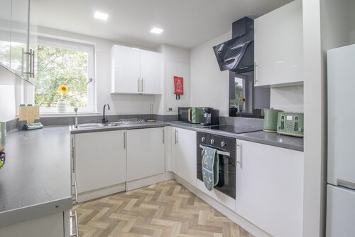 Vibrant 2 Bed Flat in Coatbridge