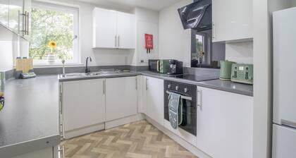 Vibrant 2 Bed Flat in Coatbridge