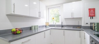 Vibrant 2 Bed Flat in Coatbridge