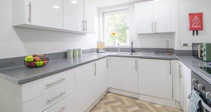 Vibrant 2 Bed Flat in Coatbridge