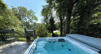 Water view Oasis renovated 3 bedrooms, 2.5 bath &hot tub conveniently in Arnold!