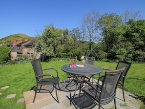 Outdoor dining - Caradoc Cottage (Church Stretton)