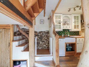 Dishwasher, cookware/dishes/utensils - Tadworthy Tower (Bideford)