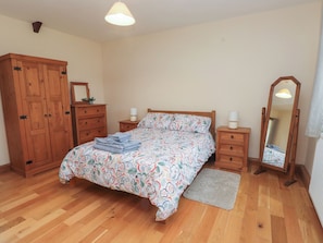 2 Schlafzimmer, individuell dekoriert, individuell eingerichtet