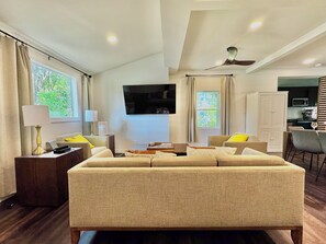 TV, offices - Quaint Abode|CLT Airport|Panthers|Dogs Yes| Fenced (Charlotte)